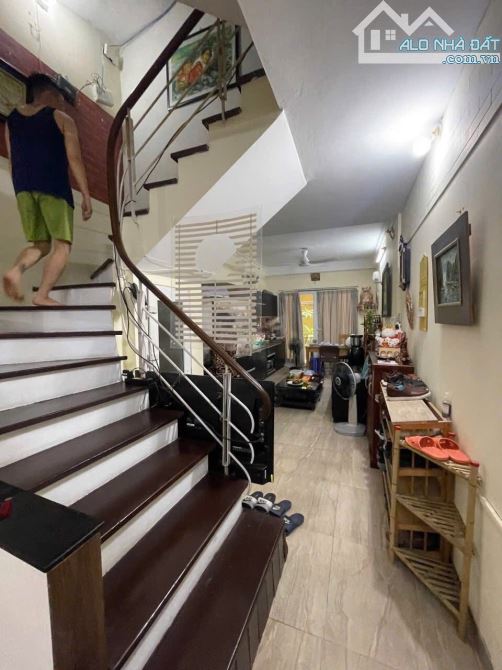 Kim Mã 10M ra mặt phố, DT 40m2*4 tầng, chỉ 5,6 tỷ, ngõ cực nông, giá đầu tư - 4