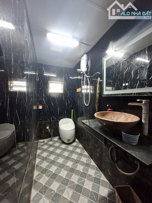 NHÀ CẤP 4 HẺM ÔTÔ ĐƯỜNG HOÀNG DIỆU CÁCH CHỢ ĐÀ LẠT 1,2KM, 98M2 3PN 3WC SÂN ĐỂ ÔTÔ - 5,6 TỶ - 4