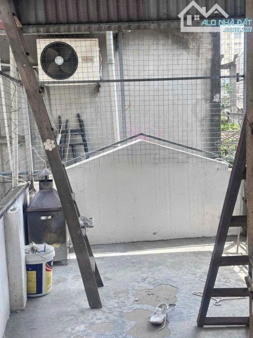 Cho thuê nhà nguyên căn ngõ 271 Đê La Thành, Đống Đa. DT 30m x 3 tầng, giá 8tr - 4