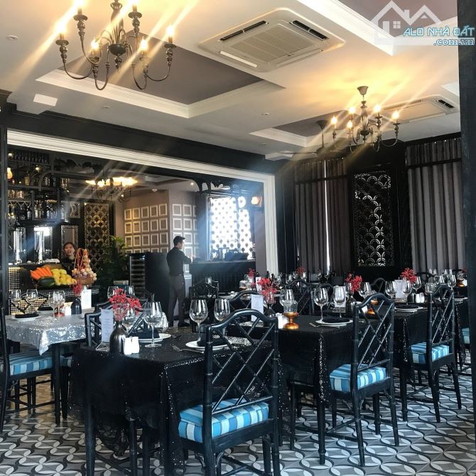 Bán Khách Sạn giá rẻ Mặt Phố Hàng Bè 350m2 - 11 Tầng - MT: 9.5m - 71 phòng - 310 Tỷ - 5