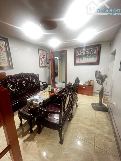 Bán tập thể Nhân Hoà - 90m2 - 3 ngủ - lô góc tầng 2 - vị trí nhà đẹp ở ngay - 5