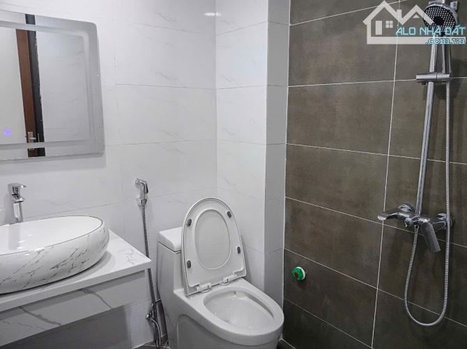 BÁN NHÀ 5 TẦNG- NGỌC HỒI- GẦN BỆNH VIỆN NÔNG NGHIỆP-3 BƯỚC RA Ô TÔ TRÁNH,DT 55M-GIÁ 8,2 - 5