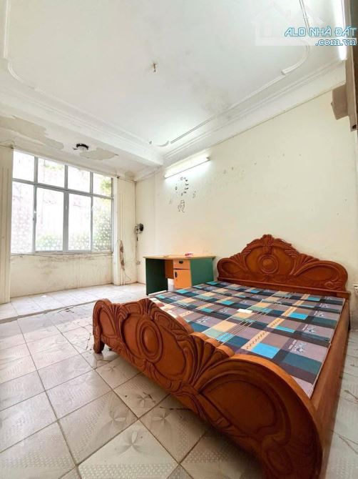 Bán nhà Phân Lô ngõ 82 Nghĩa Tân - Ngõ oto tránh -  Sổ 28m2 - Giá 10 tỷ - Nhà 4 tầng cũ. - 5