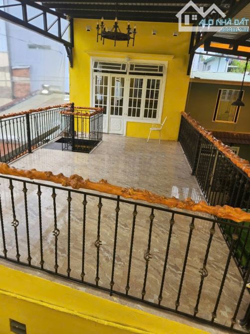 NHÀ CẤP 4 HẺM ÔTÔ ĐƯỜNG HOÀNG DIỆU CÁCH CHỢ ĐÀ LẠT 1,2KM, 98M2 3PN 3WC SÂN ĐỂ ÔTÔ - 5,6 TỶ - 5
