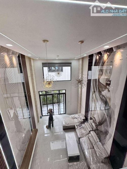 NHÀ MỚI Ở NGAY - HẺM 8M , 68M2 5 TẦNG SỔ VUÔNG ĐẸP - 5