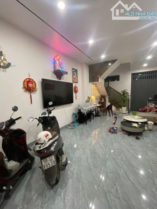 NHÀ Ở NGAY, VỈA HÈ, ĐƯỜNG 12M, 60M2 (5x12), KDC GẦN LÀNG ĐẠI HỌC, NHỈN 6 ĐỒNG TL - 5