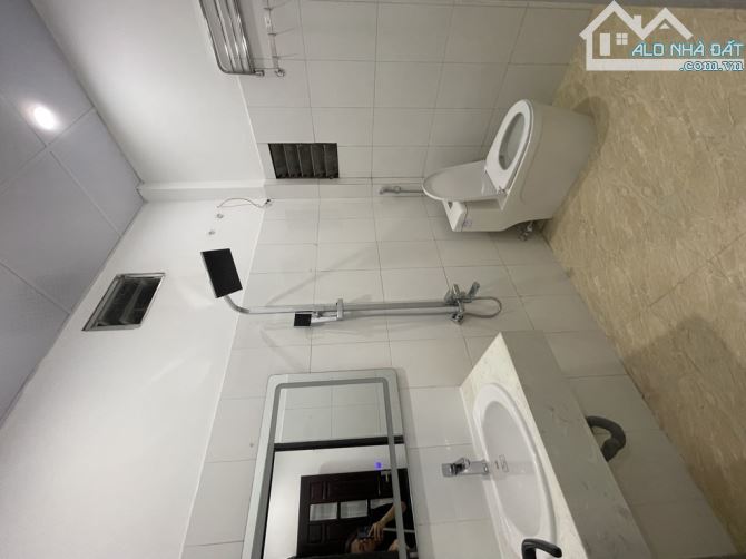 BÁN NHÀ PHỐ TRẦN KHÁT CHÂN 40M2- NHÀ ĐẸP Ở NGAY - VỊ TRÍ CÁCH HỒ GƯƠM CHƯA TỚI 1KM - DÂN T - 6