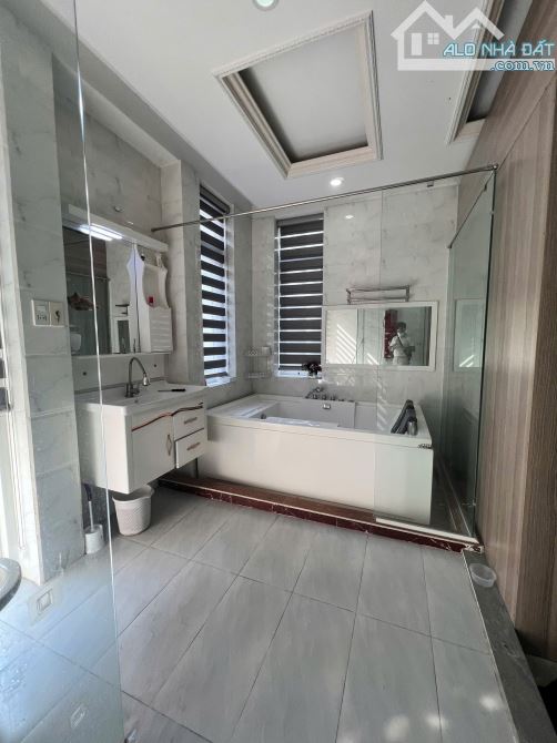 Biệt Thự Bát Nàn Ngang 15m, Có Hầm Để Xe Rộng Rãi thoáng mát, Giá Tốt Trong T - 7