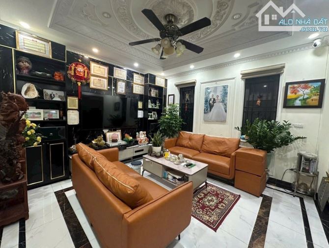 Bán nhà phố Mỹ Đình, 32m2, 6 tầng, mặt tiền 3,7m, ô tô, giá chỉ 6,9 tỷ - 7