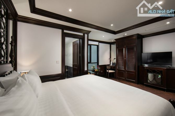 Bán khách sạn 4 sao Nguyễn Trường Tộ DT 180m2 x 15T, MT 7.5m, 165 Tỷ - Dòng tiền 33 tỷ/năm - 8