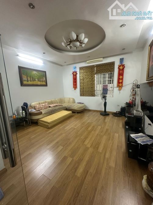 SIÊU HIẾM PHÂN LÔ -HOÀNG CẦU-ĐỐNG ĐA-42M2-Ô TÔ TRÁNH-5 TẦNG-2 BƯỚC RA HỒ-GIÁ 16.2 TỶ - 9