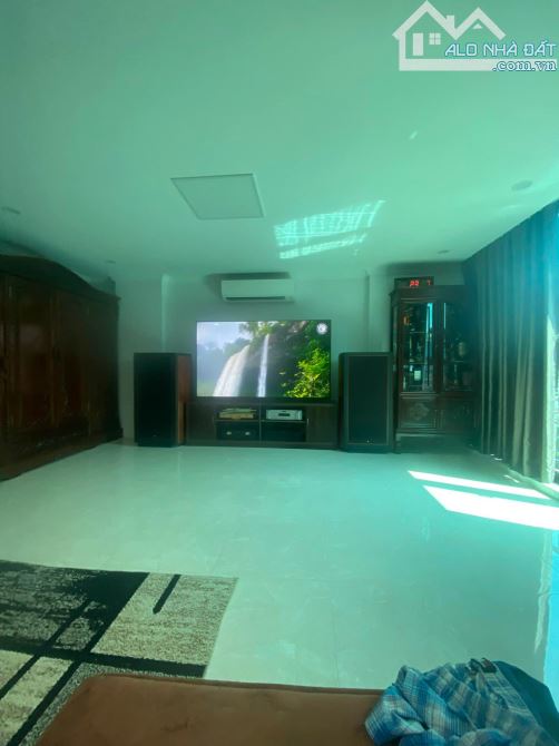 Siêu Phẩm Hàm Cá Mập Mặt Hồ Tây lô Góc 3 Mặt Phố 4 Tầng 340M2 330 Tỷ