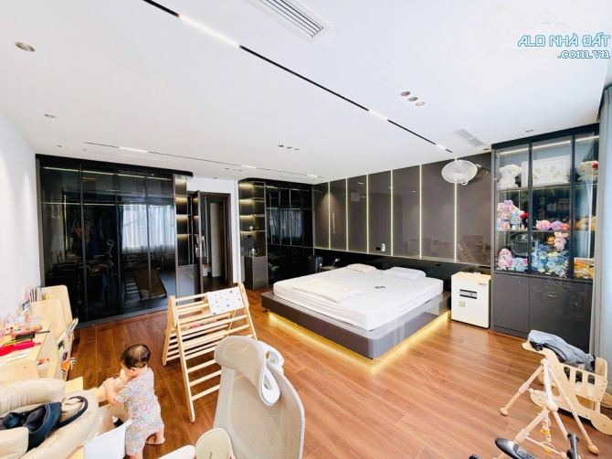 Bán toàn nhà văn phòng khu phân lô Lạc Trung 70m2, 8T thang máy, mặt tiền 5.4m giá 29.8 tỷ