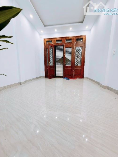 BÁN NHÀ KIM ĐỒNG GIÁP BÁT Ô TÔ QUA NHÀ 10M RA Ô TÔ ĐỖ TRÁNH 50M 5 TẦNG THANG MÁY