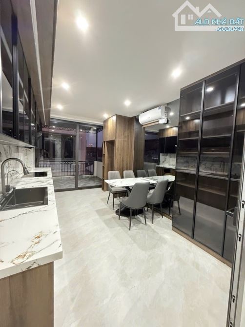 Bán nhà Trần Khát Chân, 6 tầng thang máy full nội thất ở ngay, sau quy hoạch ra mặt phố.