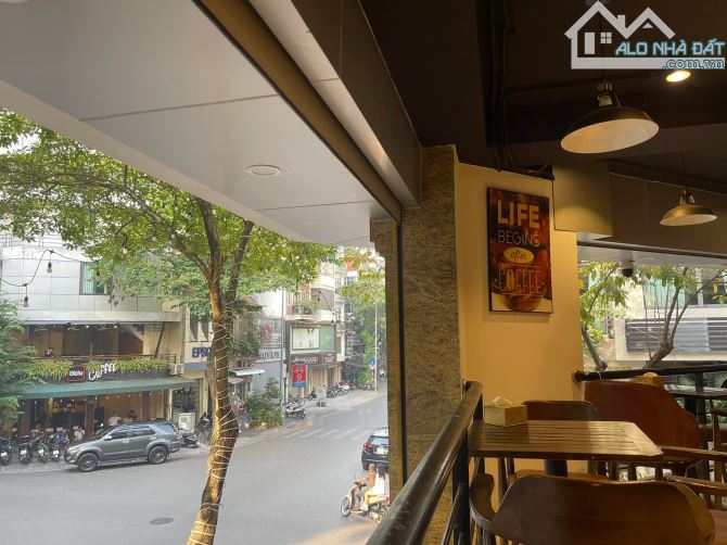 Siêu Phẩm Hàm Cá Mập Mặt Hồ Tây lô Góc 3 Mặt Phố 4 Tầng 340M2 330 Tỷ