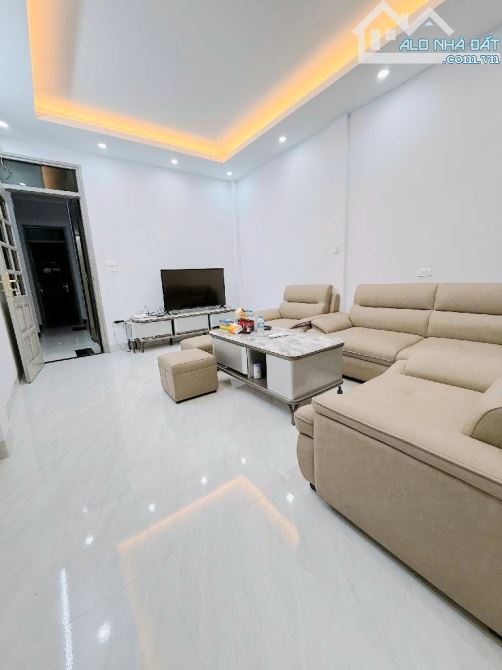 BÁN NHÀ KIM ĐỒNG GIÁP BÁT Ô TÔ QUA NHÀ 10M RA Ô TÔ ĐỖ TRÁNH 50M 5 TẦNG THANG MÁY