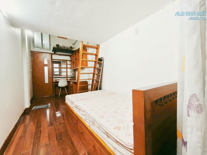 CỰC HIÊM-NHÀ LÒ ĐÚC 4PN NHỎ XINH 18M2, SÁT OTO, GẦN PHỐ CHỈ 4,55TỶ VỀ Ở NGAY