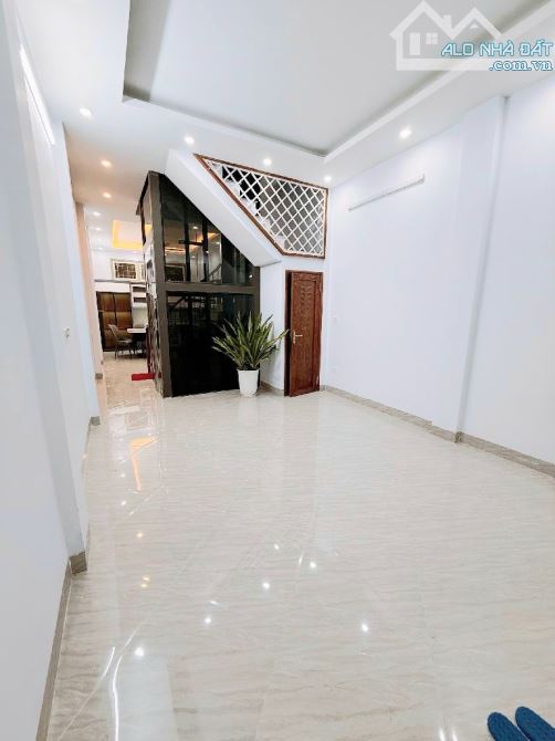 BÁN NHÀ KIM ĐỒNG GIÁP BÁT Ô TÔ QUA NHÀ 10M RA Ô TÔ ĐỖ TRÁNH 50M 5 TẦNG THANG MÁY