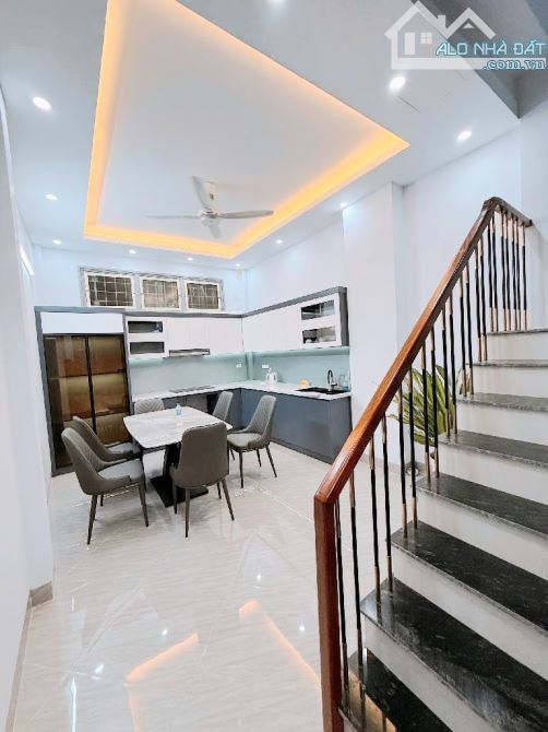 BÁN NHÀ KIM ĐỒNG GIÁP BÁT Ô TÔ QUA NHÀ 10M RA Ô TÔ ĐỖ TRÁNH 50M 5 TẦNG THANG MÁY