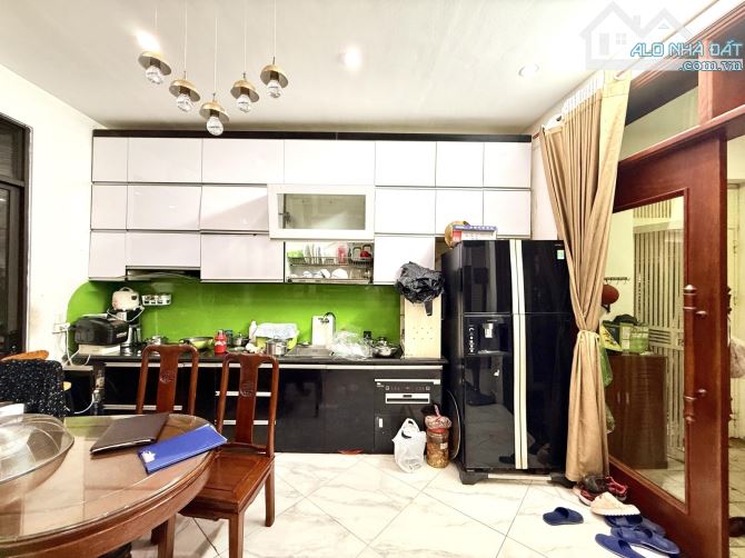 Bán nhà Bạch Mai - 9.3 tỉ nhà gần 60m 5 tầng KCBT gần 60m - gần phố, ô chờ thang máy