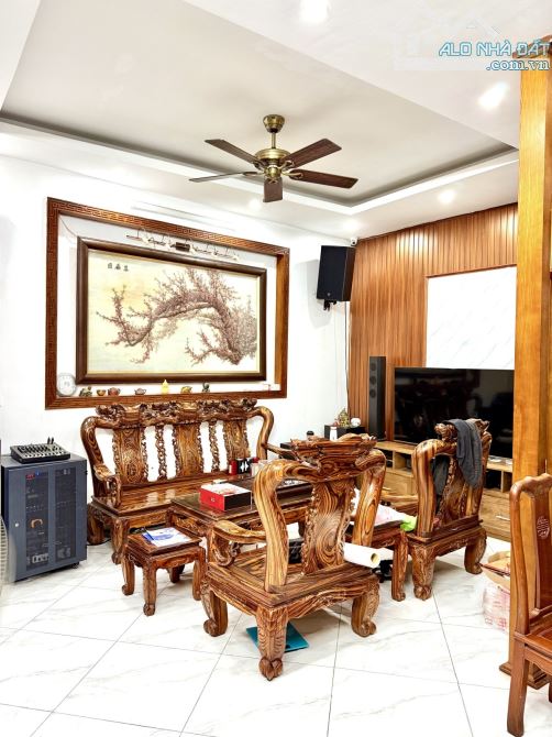 Bán nhà Bạch Mai - 9.3 tỉ nhà gần 60m 5 tầng KCBT gần 60m - gần phố, ô chờ thang máy