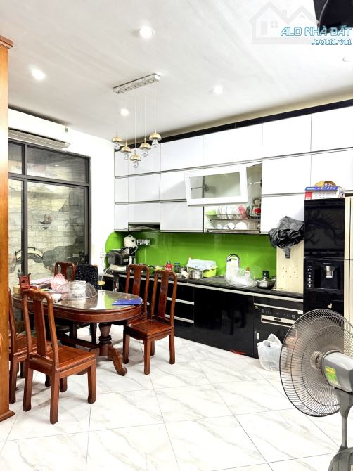 Bán nhà Bạch Mai - 9.3 tỉ nhà gần 60m 5 tầng KCBT gần 60m - gần phố, ô chờ thang máy