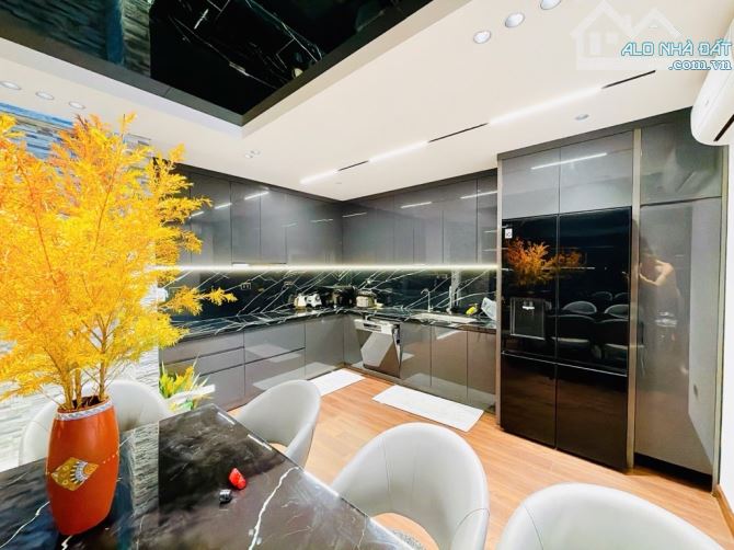 Lạc Trung - 8 tầng, mặt tiền siêu rộng. Phân lô ô tô tránh, vỉa hè, kinh doanh, văn phòng