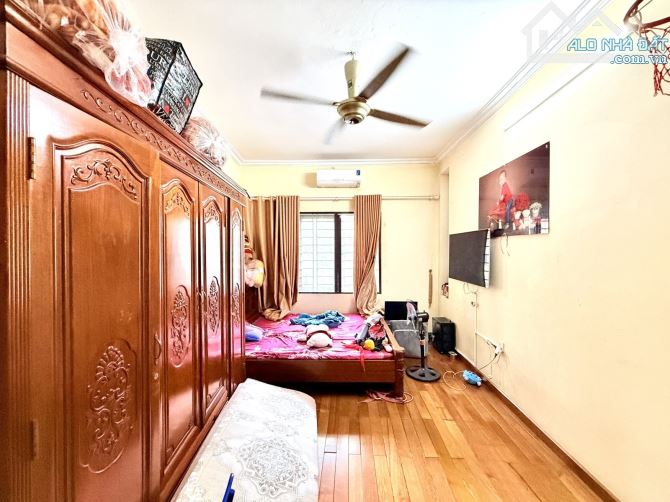 Bán nhà Bạch Mai - 9.3 tỉ nhà gần 60m 5 tầng KCBT gần 60m - gần phố, ô chờ thang máy