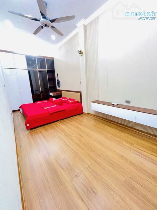 Bán nhà riêng ngõ 255 Lĩnh Nam 30m2 x 5 tầng Hoàng Mai. 3 bước chân ra mặt phố