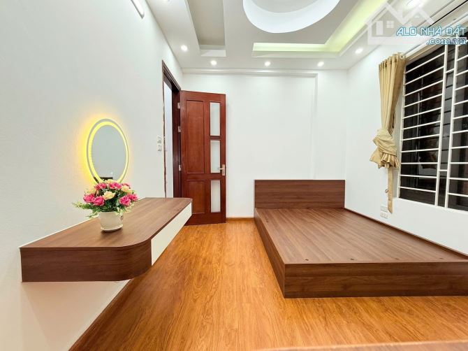 Hoàng Quốc Việt, Cầu Giấy, mặt ngõ thông 5 tầng dân xây, đủ nội thất - 8.2tỷ sổ vuông