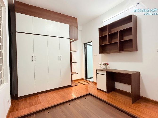 Hoàng Quốc Việt, Cầu Giấy, mặt ngõ thông 5 tầng dân xây, đủ nội thất - 8.2tỷ sổ vuông