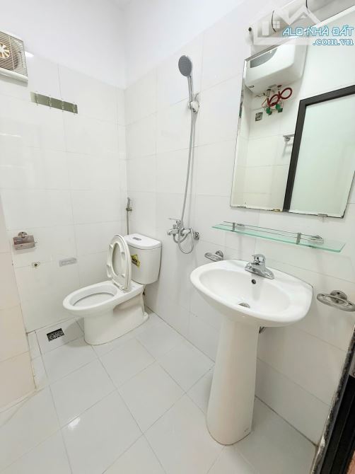 Hoàng Quốc Việt, Cầu Giấy, mặt ngõ thông 5 tầng dân xây, đủ nội thất - 8.2tỷ sổ vuông