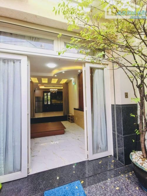 Bán CHDV cao cấp khang hiếm Mặt tiền Quận Phú Nhuận mà giá hẻm .Ngang 6.8m x12.91m, 5 lầu