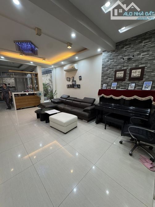 Nhà Nguyễn Ngọc Vũ, 133m x3T-MT 7M-Kinh Doanh-Ở-Ngõ Thông-Ô Tô Tránh-5m Mặt Phố-Nở Hậu