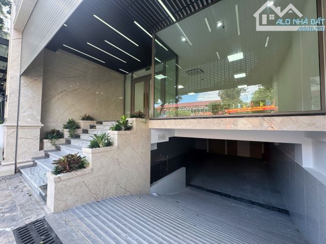 Toà Văn Phòng Đẹp mê ly Mỹ Đình, 160m2, 8 tầng, mặt tiền 8m.