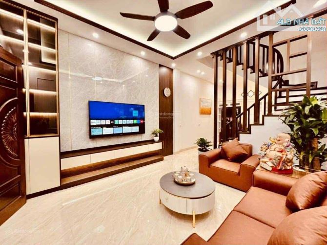 Bán nhà Hoàng Mai, ngõ thông rộng, nhà thoáng sáng, 7 phòng ngủ, full nội thất chỉ 7.2 tỷ