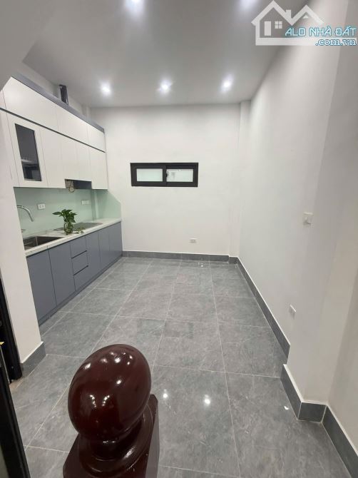 BÁN NHÀ CỰC PHẨM KIM GIANG – SÁT KĐT ĐẠI KIM – Ô TÔ ĐẬU SÁT NHÀ . DT:34M -8.2 TỶ