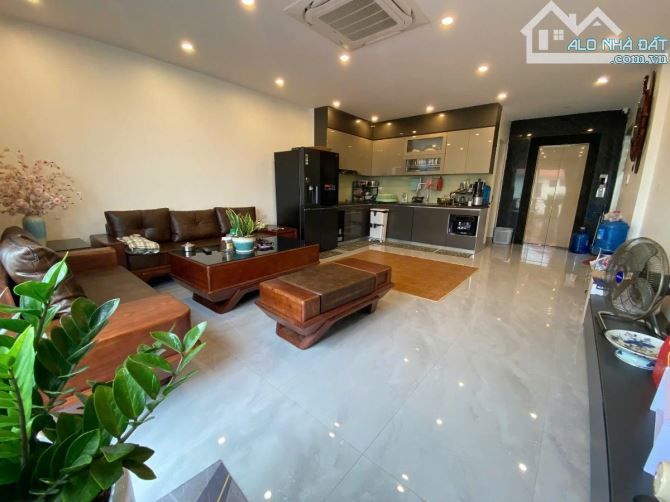 Tân Mai ,diện tích 51m. 8tầng . MT 5m. Giá 24 tỷ Hoàng Mai