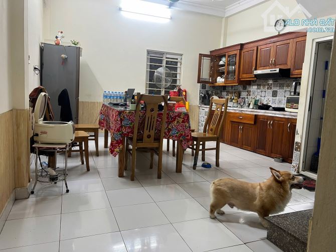 Trần Khát Chân, Nhà 3 tầng cũ, hai thoáng, 30m ra mặt phố, dt 85m2, mt 4.6m, Giá 17.5 tỷ.