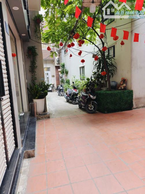 Hiếm, lô góc hai mặt sau ngõ 157 Pháo Đài Láng, sổ 60m2 x mtiền 5.3m dân xây. Giá 19 tỷ