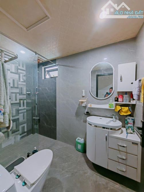 Tân Mai ,diện tích 51m. 8tầng . MT 5m. Giá 24 tỷ Hoàng Mai