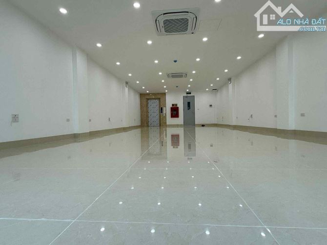Bán tòa văn phòng mặt phố Nguyễn Ngọc Nại,100m2, 8 tầng chỉ 550tr/m,đầy đủ hoàn công PCCC