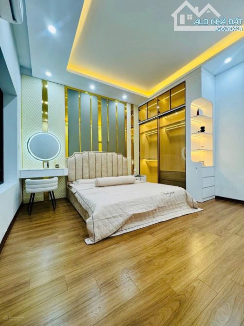 SIÊU CẤP HIẾM! HÀNG BAY TRONG NGÀY! TAM TRINH 33M X 5 TẦNG, 3 NGỦ, NGÕ OTO, CHỈ 6 TỶ 600TR