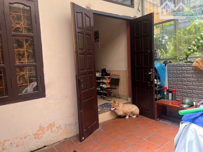 Trần Khát Chân, Nhà 3 tầng cũ, hai thoáng, 30m ra mặt phố, dt 85m2, mt 4.6m, Giá 17.5 tỷ.