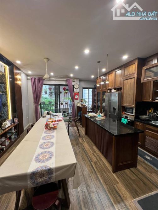 Hiếm, lô góc hai mặt sau ngõ 157 Pháo Đài Láng, sổ 60m2 x mtiền 5.3m dân xây. Giá 19 tỷ