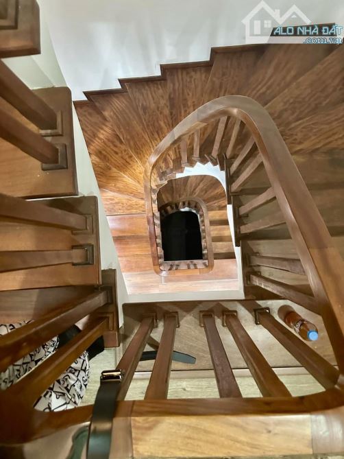 VÍP ĐỘI CẤN- MẶT NGÕ THÔNG- SÁT PHỐ- OTO NGỦ TRONG NHÀ-50m- 5 TẦNG-MT4,6m- Ô CHỜ THANG MÁY