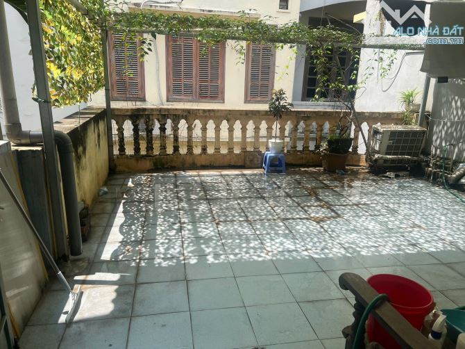 Trần Khát Chân, Nhà 3 tầng cũ, hai thoáng, 30m ra mặt phố, dt 85m2, mt 4.6m, Giá 17.5 tỷ.