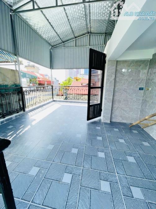 Cạnh Đền Lừ- Sát oto, Dân trí cao-38m x 4T, sẵn 4 phòng ngủ, tặng nội thất- 7.4 tỷ