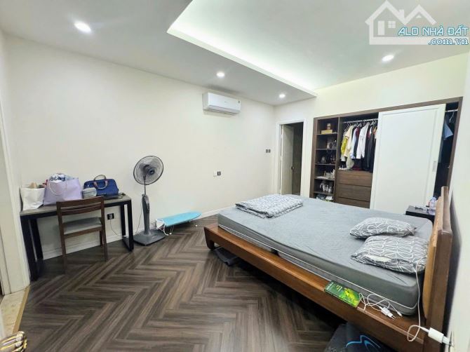 Bán căn hộ DIAMOND FLOWER TOWN 48 Lê Văn Lương. Căn hộ 3 ngủ, tầng cao. Nội thất cao cấp.